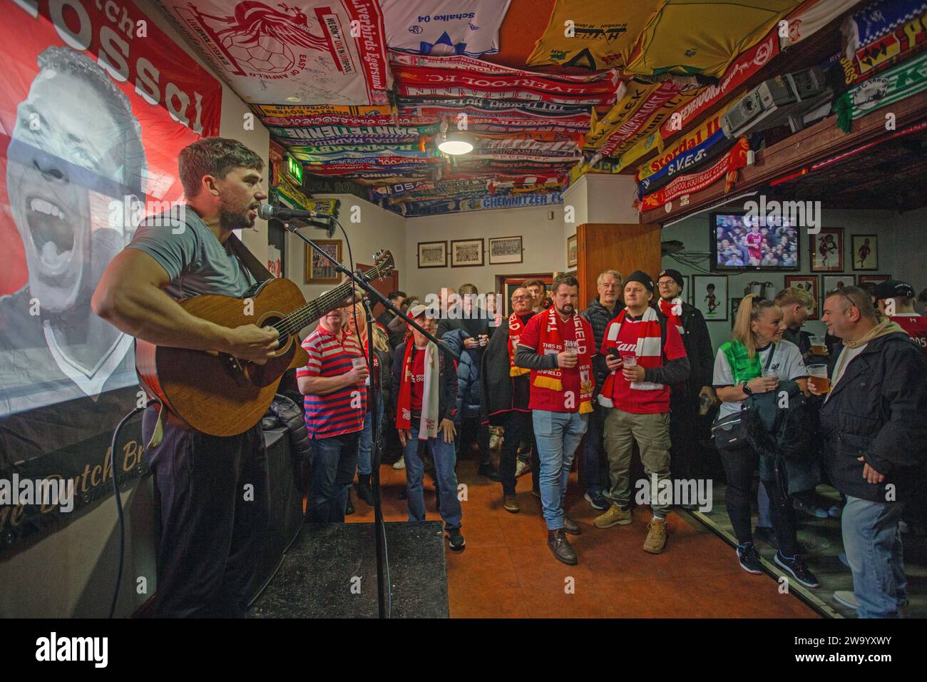 Il cantante locale Jack Gillbanks è stato al microfono ogni giorno dal 2017 circa e sta suonando canzoni sulla melodia dei tifosi del liverpool fc. Foto Stock