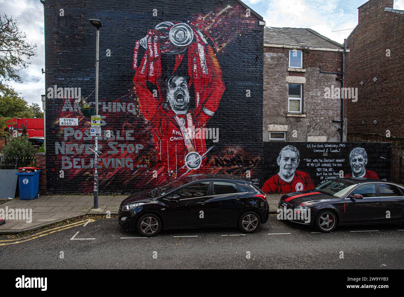 Murale di Jordan Henderson che detiene il trofeo Premier League su Sybil Road. Foto Stock
