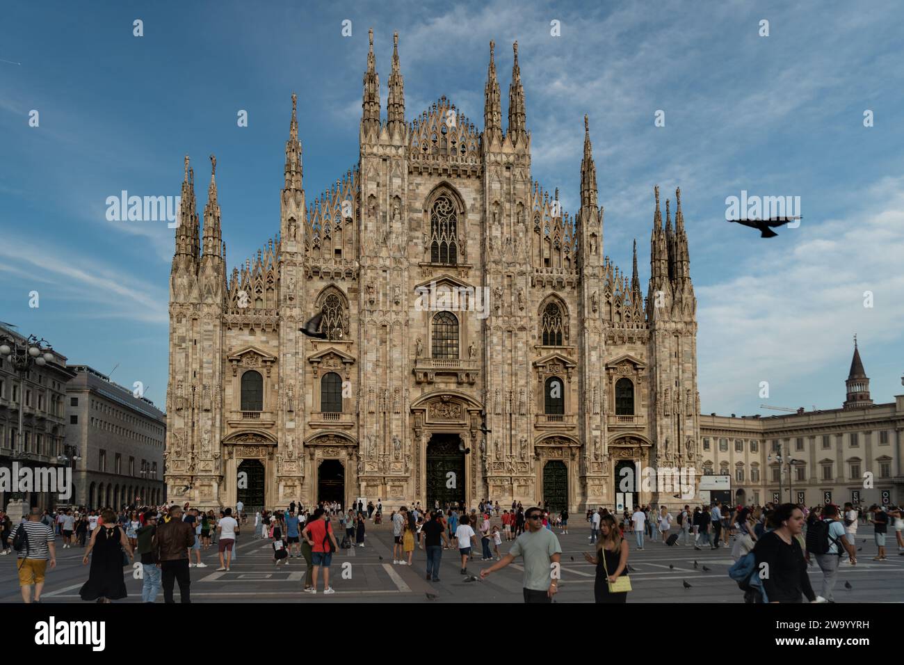 Milano, Italia: Settembre 2,2022 - il famoso Duomo di Milano, costruito in stile gotico e ricco di turisti nell'estate del 2022 Foto Stock