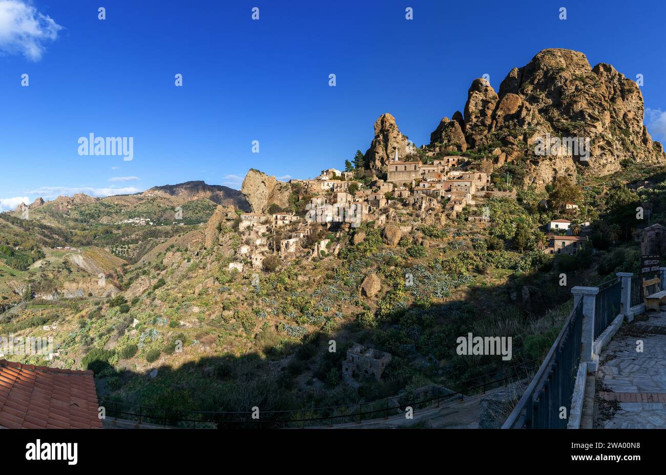 Pentedattilo, Italia - 16 dicembre 2023: Veduta della città fantasma Aspromonte di Pentedattilo in Calabria Foto Stock