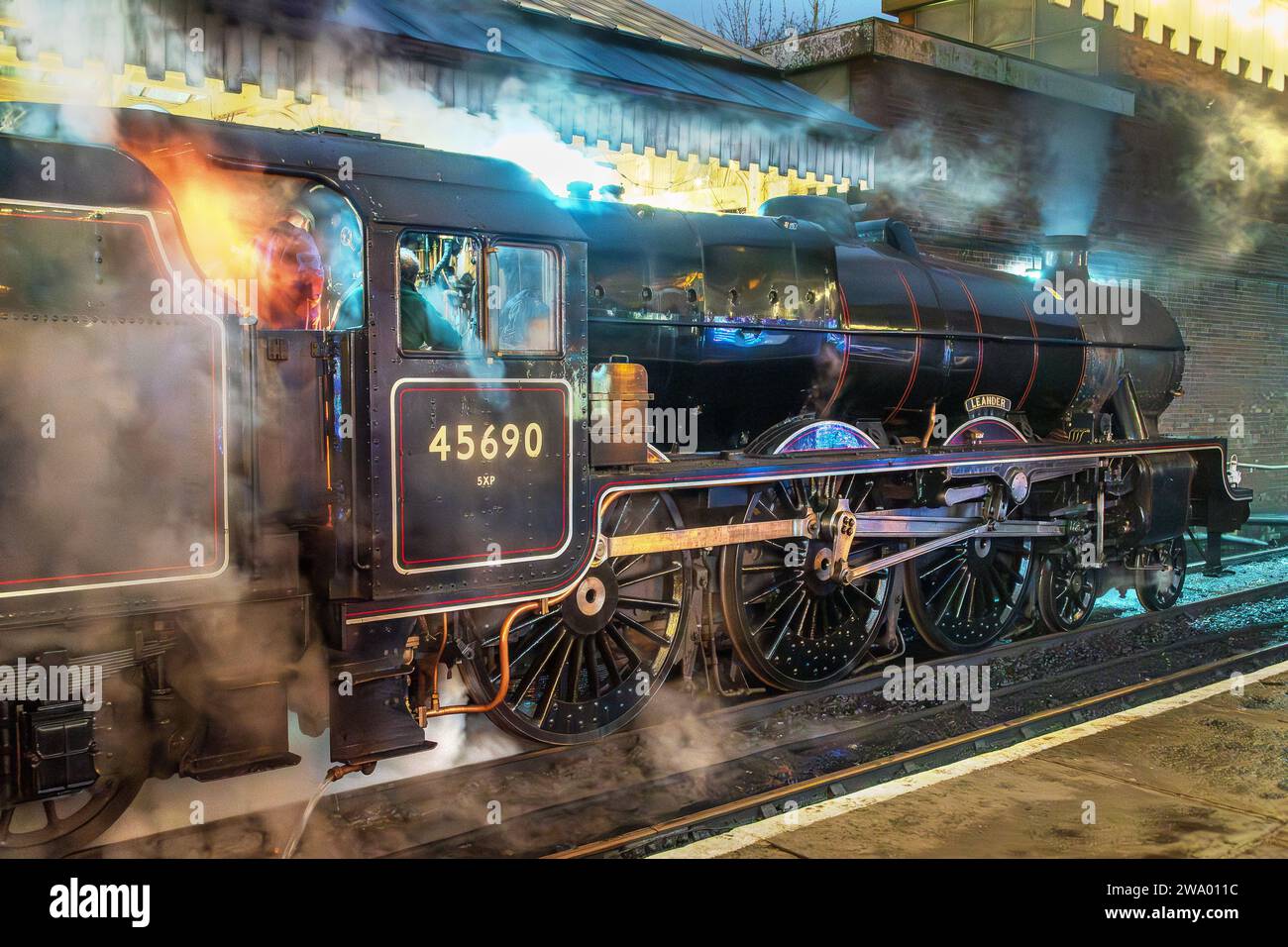 LMS Jubilee Class 6P 4-6-0 no 45690 locomotiva a vapore Leander presso la stazione di Bury Bolton Street sulla East Lancashire Railway. Foto Stock
