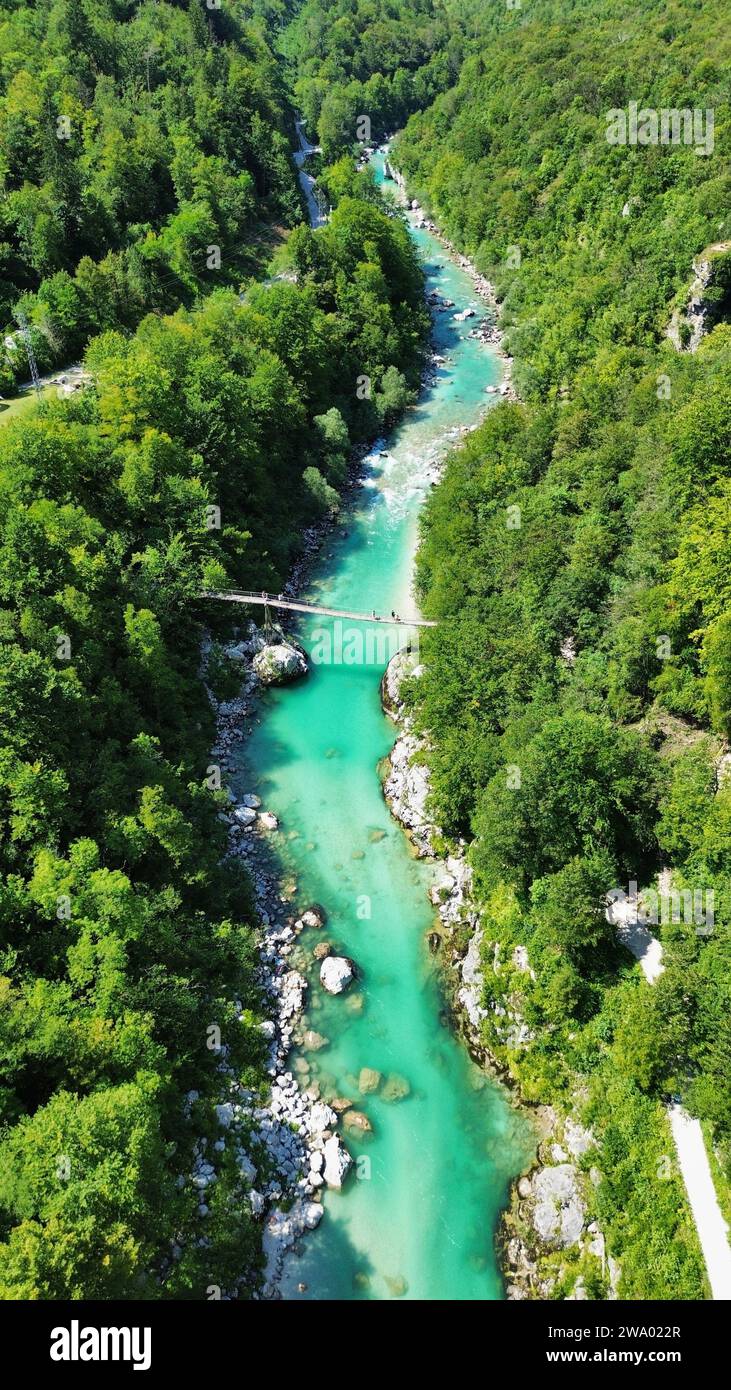 Vista aerea con drone della Grande Gola della Soča (Velika korita Soče, profondo canyon di calcare e fiume turchese smeraldo a Bovec, Slovenia. Foto Stock