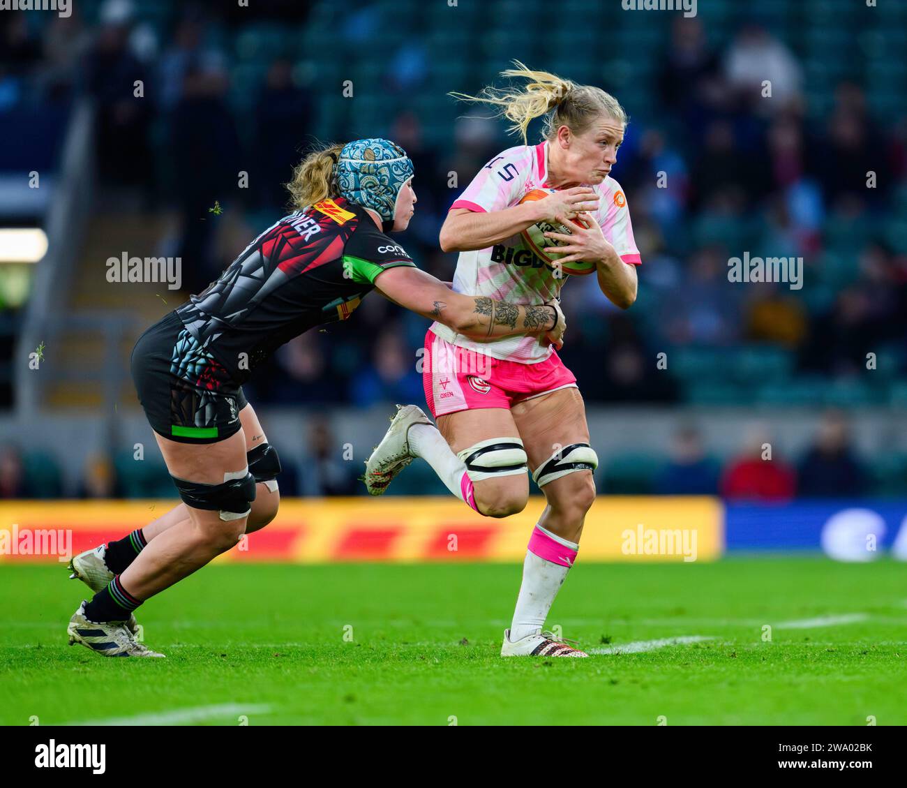 LONDRA, REGNO UNITO. 30 dicembre 2023. Alex Matthews di Gloucester Hartpury (destra) viene placcato durante Big Game 15 di Harlequins Women vs Gloucester Hartpury Women RFC - Premier15s al Twickenham Stadium sabato 30 dicembre 2023. LONDRA INGHILTERRA. Crediti: Taka G Wu/Alamy Live News Foto Stock