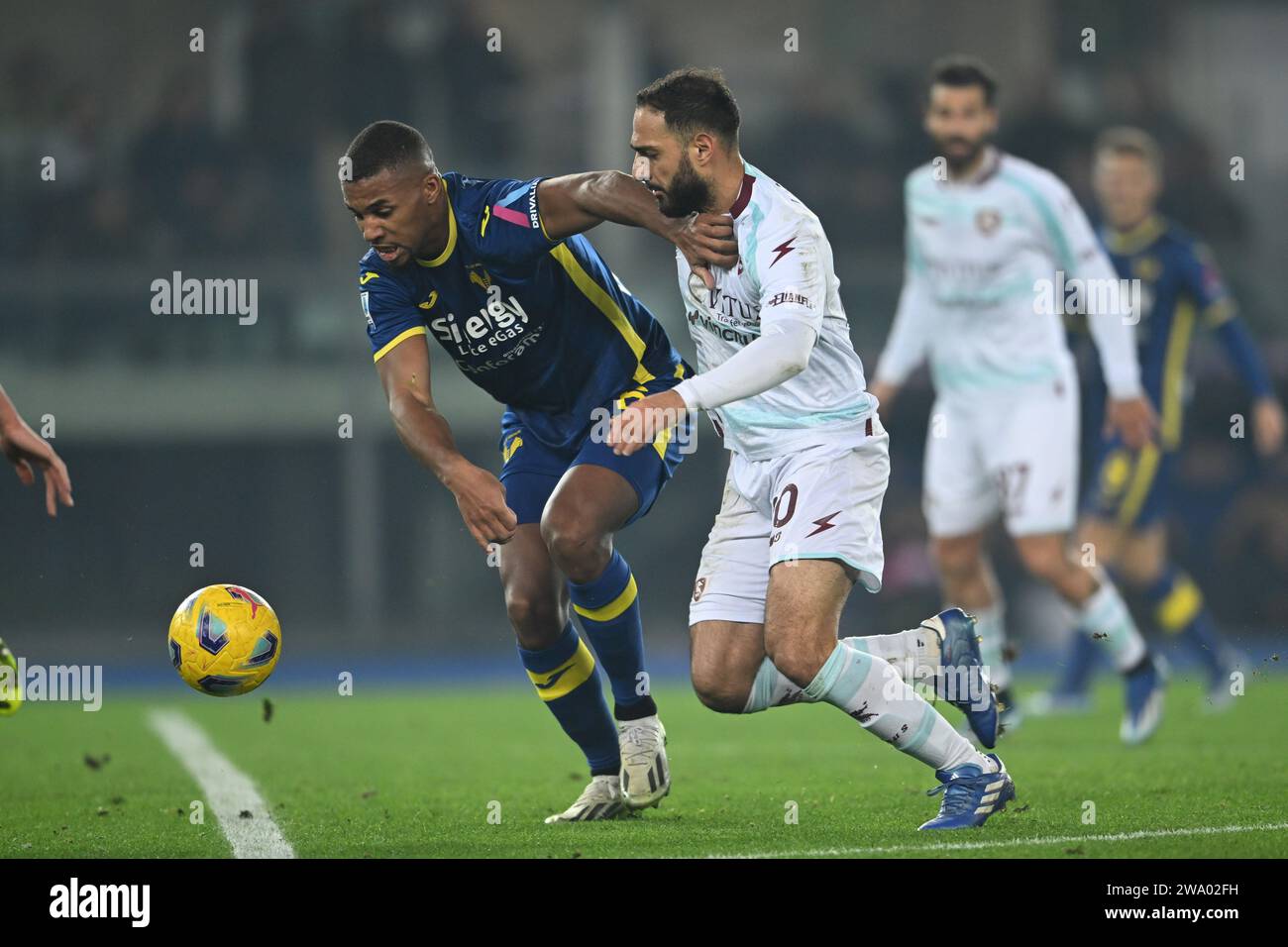 Isak Hien (Hellas Verona)Grigoris Kastanos (Salernitana) durante la partita italiana di serie A tra Hellas Verona 0-1 Salernitana allo Stadio Marcantonio Bentegodi il 30 dicembre 2023 a Verona. (Foto di Maurizio Borsari/AFLO) Foto Stock