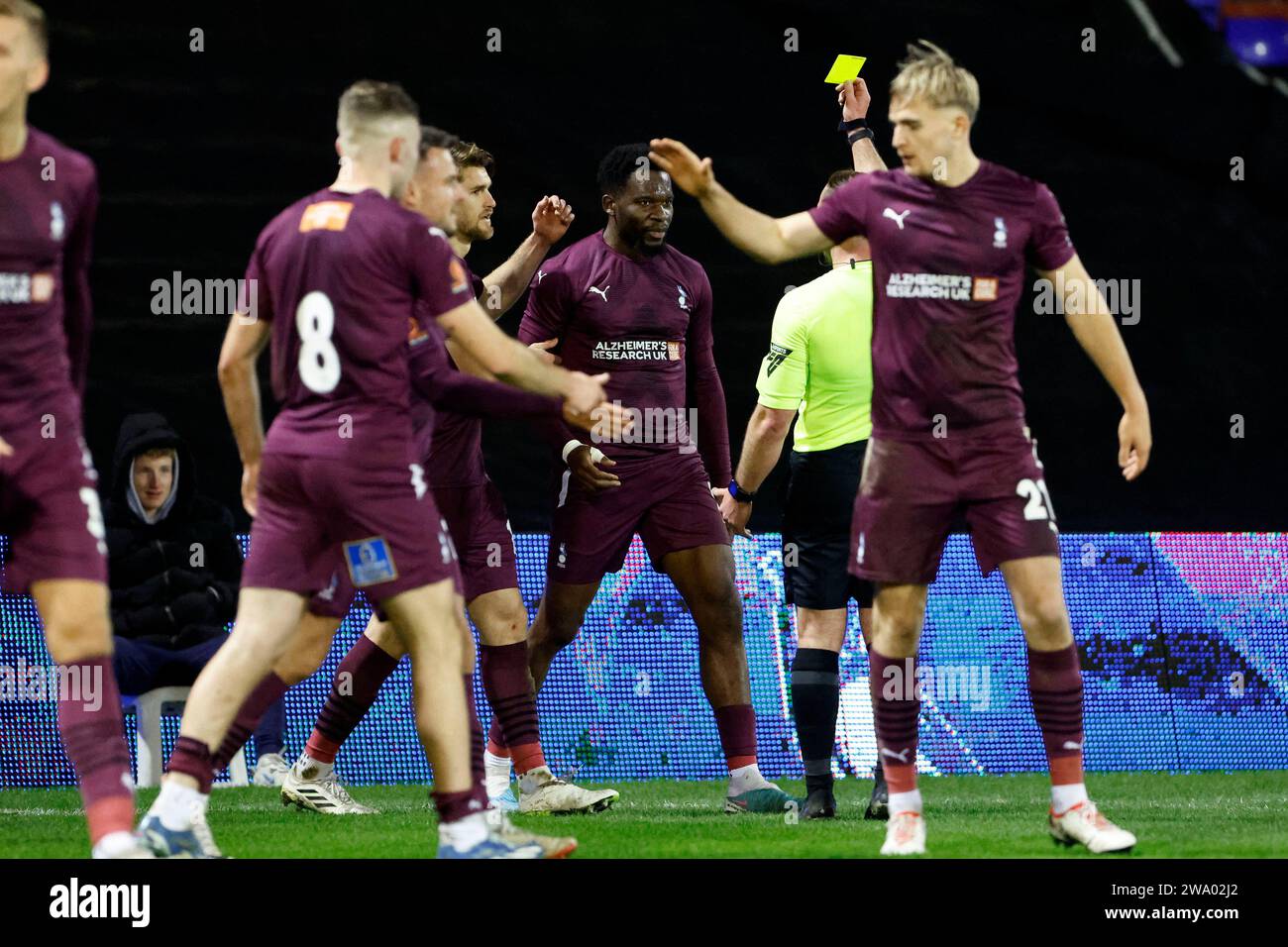 Mike Fondop dell'Oldham Athletic Association Football Club è prenotato dall'arbitro Greg Rollason dopo aver celebrato il secondo gol della sua squadra durante la partita di Vanarama National League tra l'Oldham Athletic e l'Hartlepool United al Boundary Park, Oldham sabato 30 dicembre 2023. (Foto: Thomas Edwards | notizie mi) Foto Stock