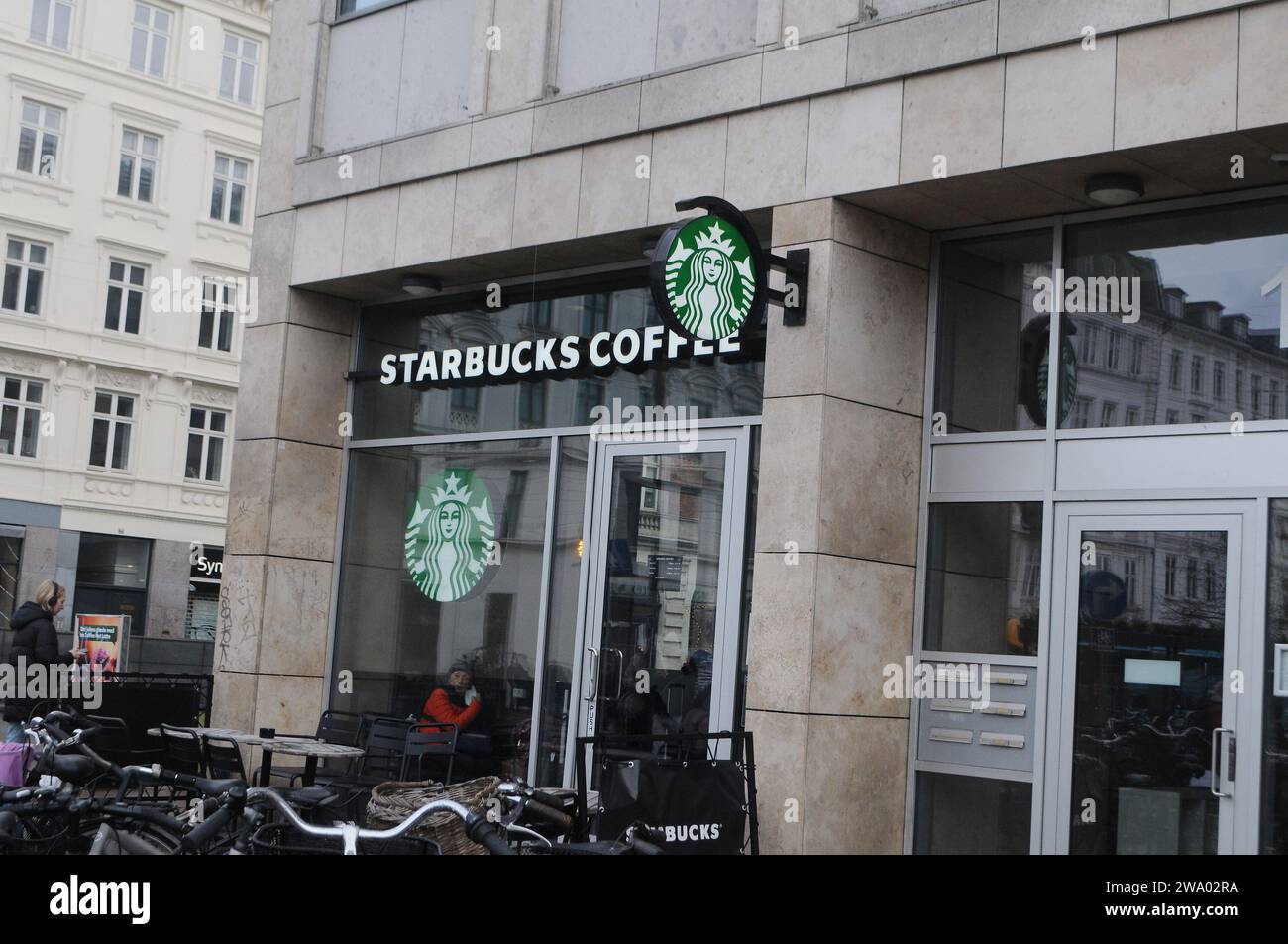 Copenhagen, Danimarca /31 dicembre 2023/.Seattle catena di caffè starbucks Coffee cafeproduct nella capitale danese. (Foto: Francis Joseph Dean/Dean Pictures) Foto Stock