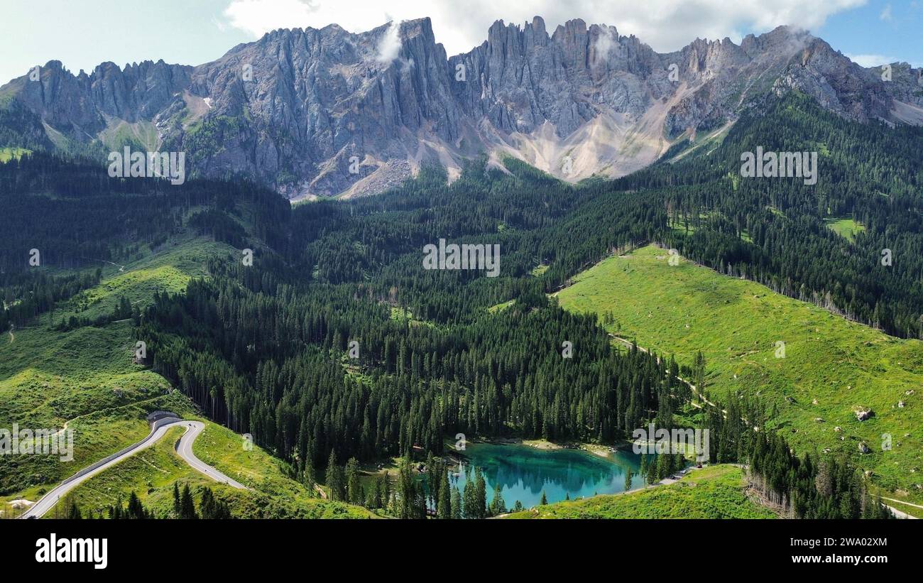 Foto drone del lago di Carezza Dolomiti Italia europa Foto Stock