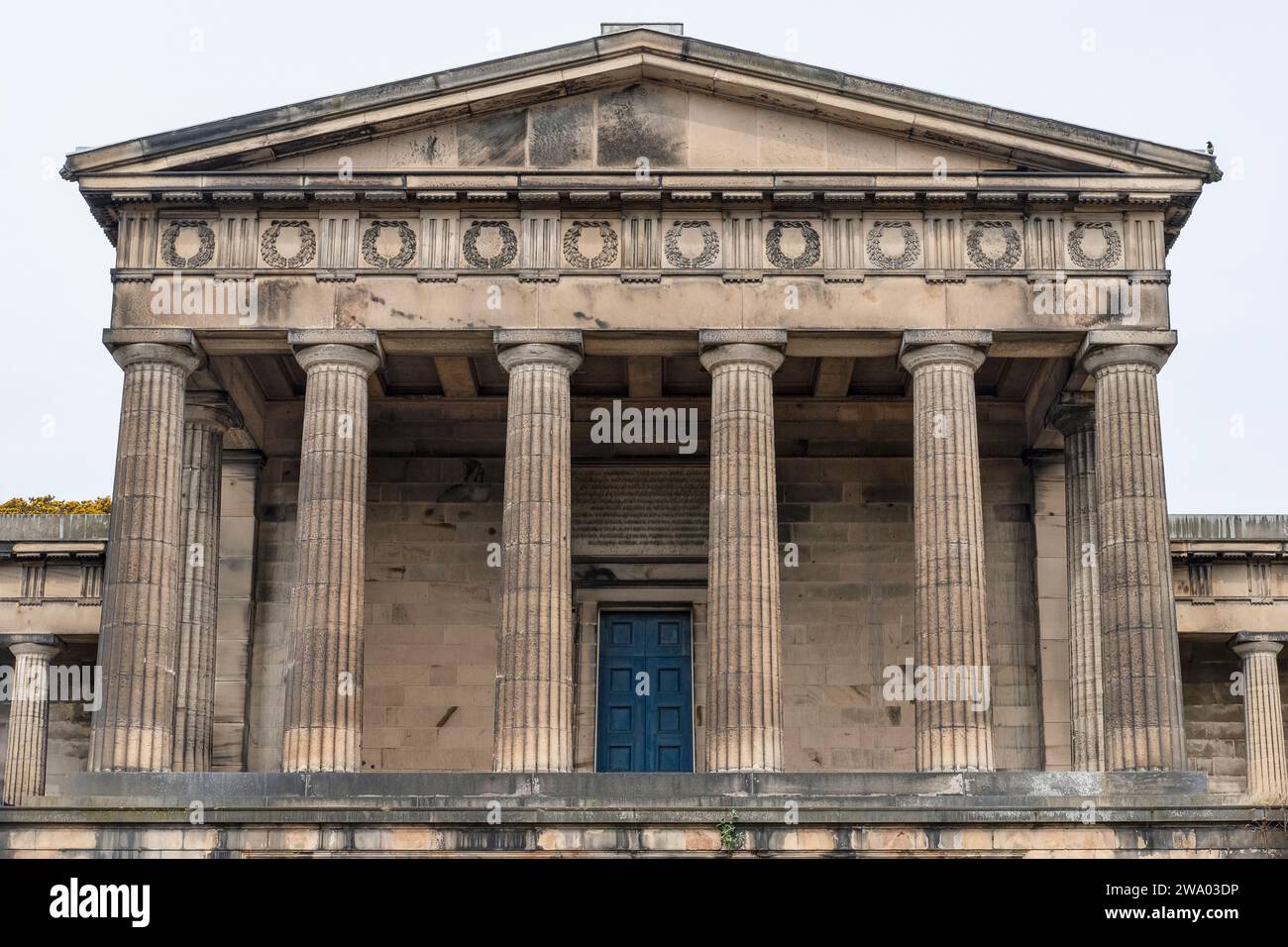 Impressionante edificio neoclassico con diversi scopi culturali caratterizzato da alte colonne corinzie e uno spazioso portico presso la Old Royal High School Foto Stock