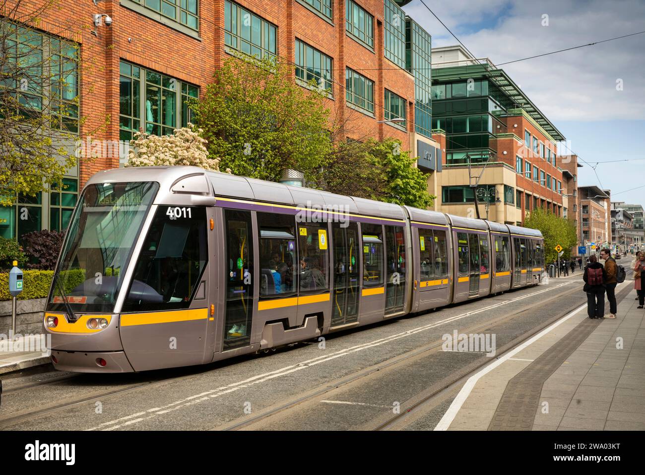 Irlanda, Dublino, trasporti, George’s Dock, tram Luas Red Line Foto Stock