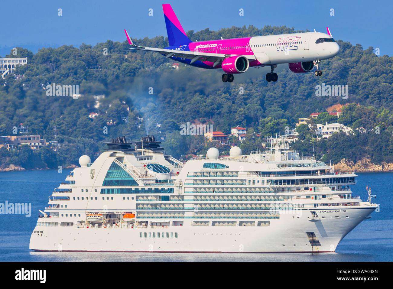 Sikiathos, Grecia - 24 agosto 2023: Wizzair A321 si avvicina all'aeroporto di Skiathos Foto Stock