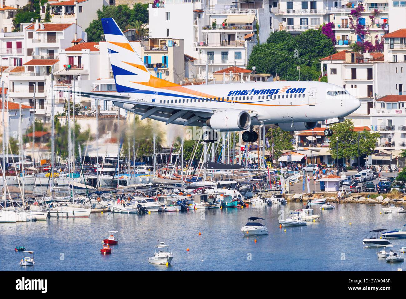 Skiathos, Grecia - 24 agosto 2023: Smartwings 737 in avvicinamento all'aeroporto di Skiathos Foto Stock