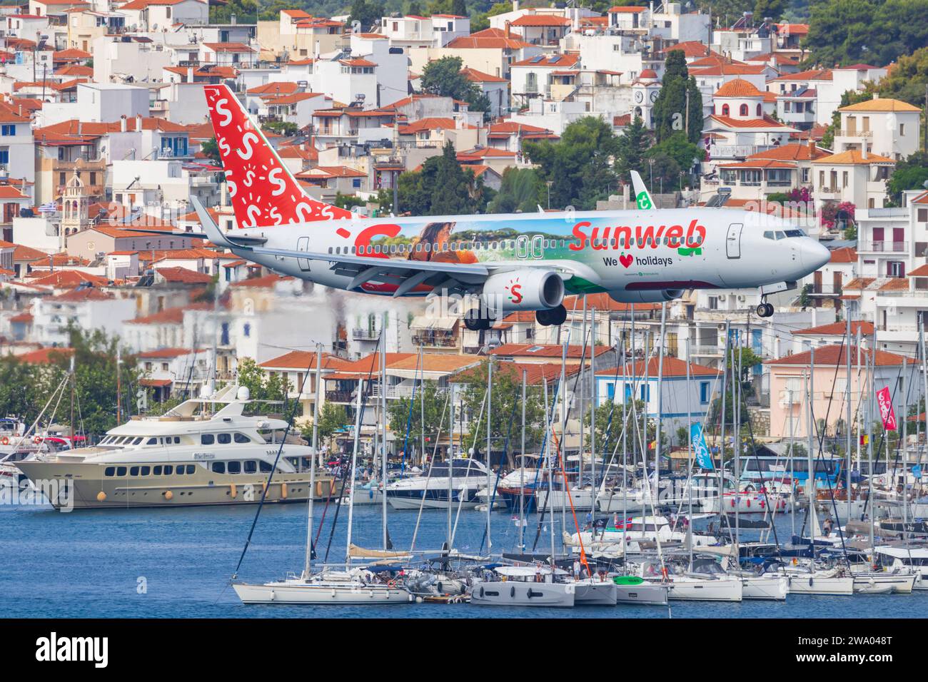 Skiathos, Grecia - 24 agosto 2023: Il SUNWEB 737 si avvicina all'aeroporto di Skiathos Foto Stock