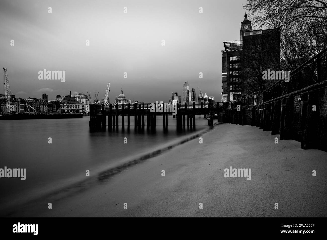 Vista della spiaggia del Tamigi e del fiume Tamigi verso la City di Londra, Londra, Regno Unito Foto Stock