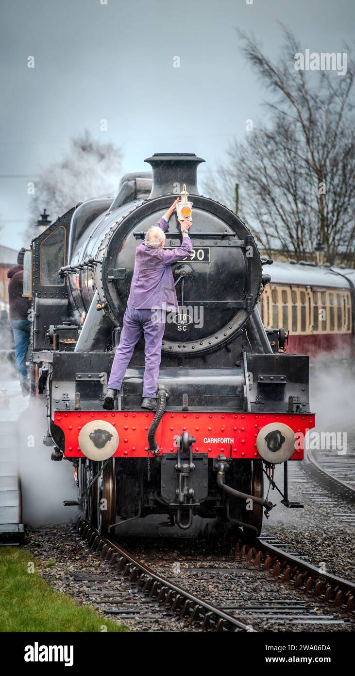 LMS Jubilee Class 6P 4-6-0 no 45690 locomotiva a vapore Leander presso la stazione di Heywood sulla East Lancashire Railway. Foto Stock
