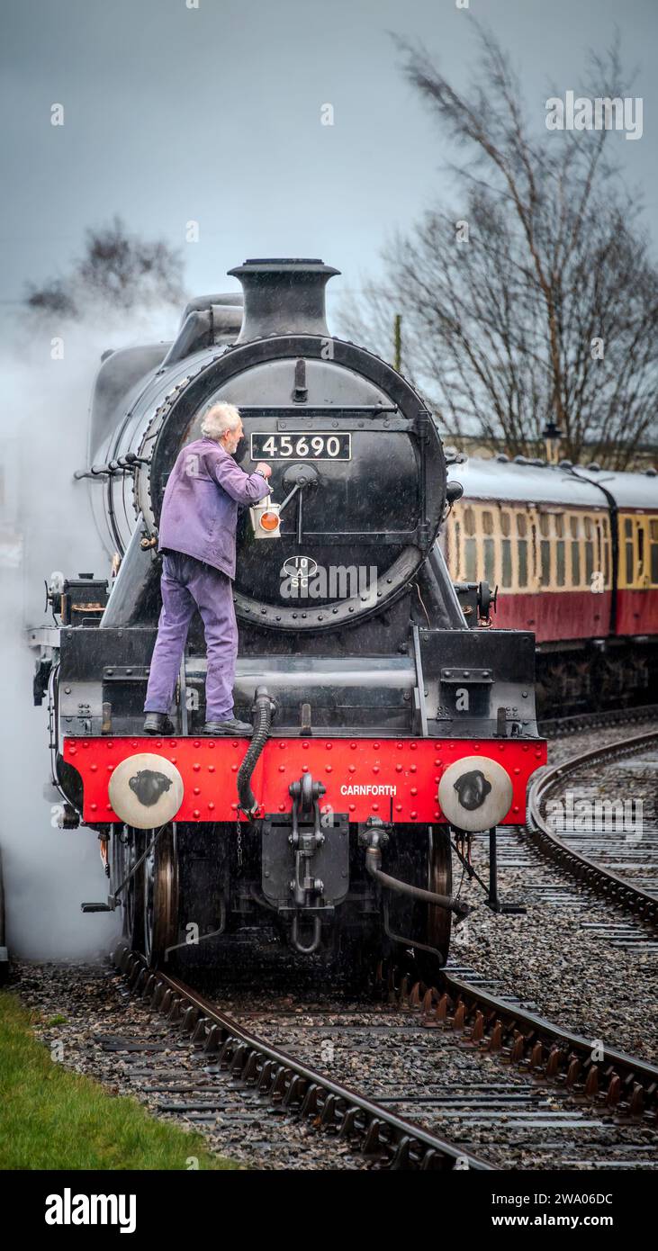 LMS Jubilee Class 6P 4-6-0 no 45690 locomotiva a vapore Leander presso la stazione di Heywood sulla East Lancashire Railway. Foto Stock