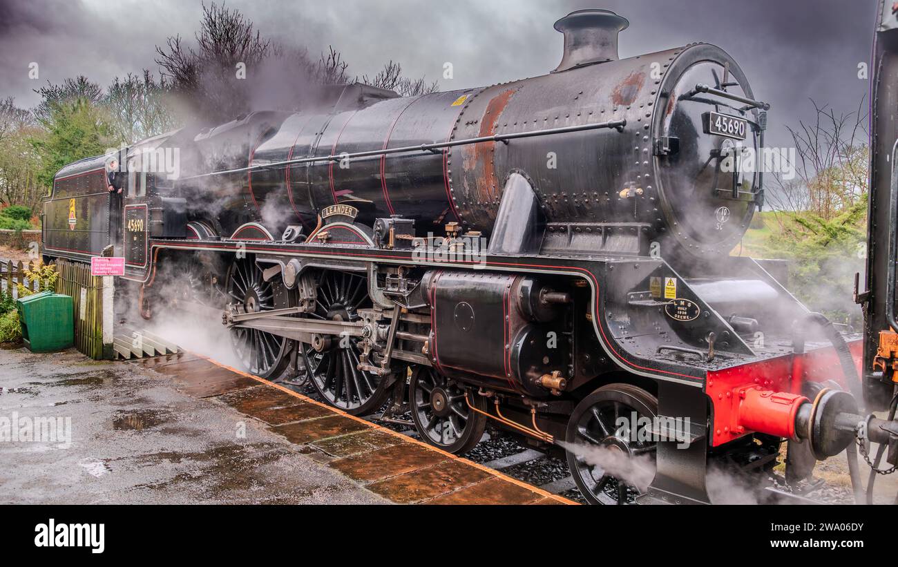 LMS Jubilee Class 6P 4-6-0 no 45690 locomotiva a vapore Leander presso la stazione di Heywood sulla East Lancashire Railway. Foto Stock