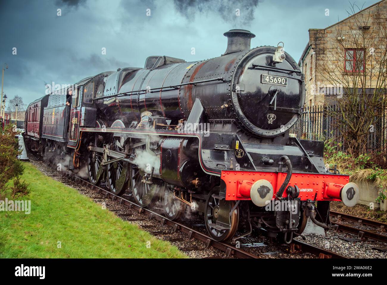 LMS Jubilee Class 6P 4-6-0 no 45690 locomotiva a vapore Leander presso la stazione di Heywood sulla East Lancashire Railway. Foto Stock