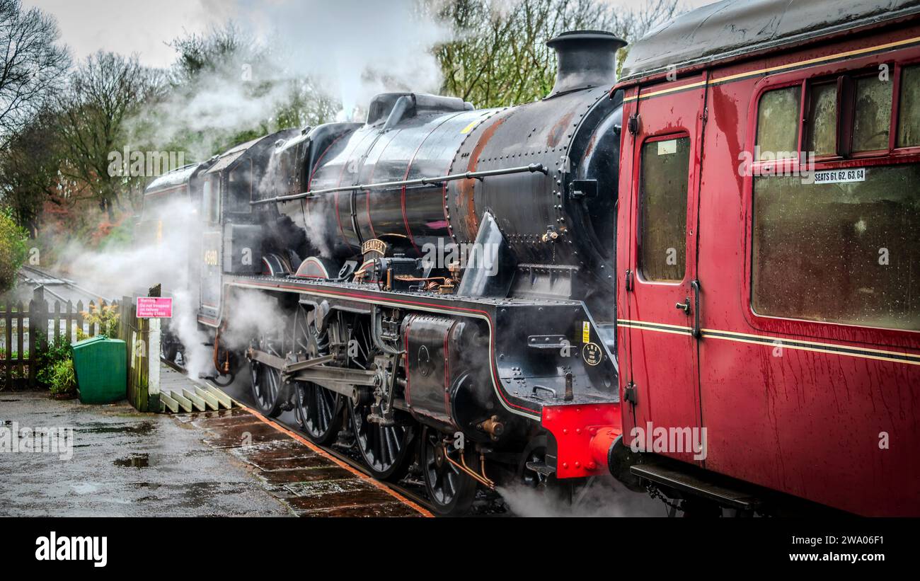 LMS Jubilee Class 6P 4-6-0 no 45690 locomotiva a vapore Leander alla stazione di Summerseat sulla East Lancashire Railway. Foto Stock
