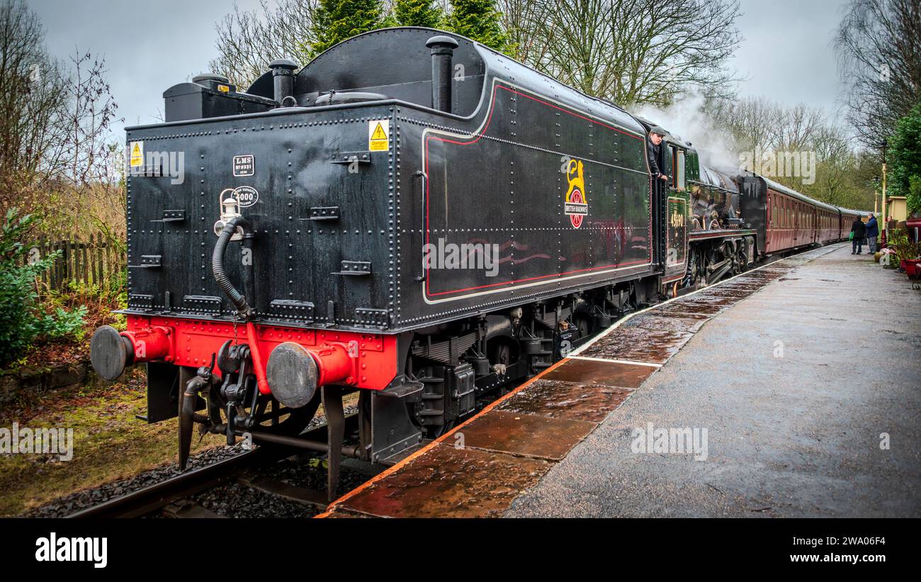 LMS Jubilee Class 6P 4-6-0 no 45690 locomotiva a vapore Leander alla stazione di Summerseat sulla East Lancashire Railway. Foto Stock