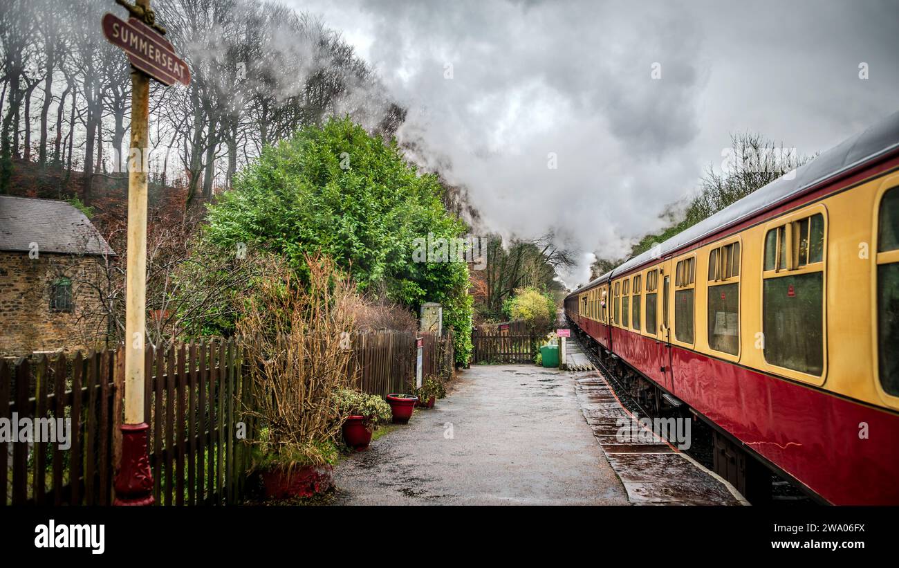 LMS Jubilee Class 6P 4-6-0 no 45690 locomotiva a vapore Leander alla stazione di Summerseat sulla East Lancashire Railway. Foto Stock