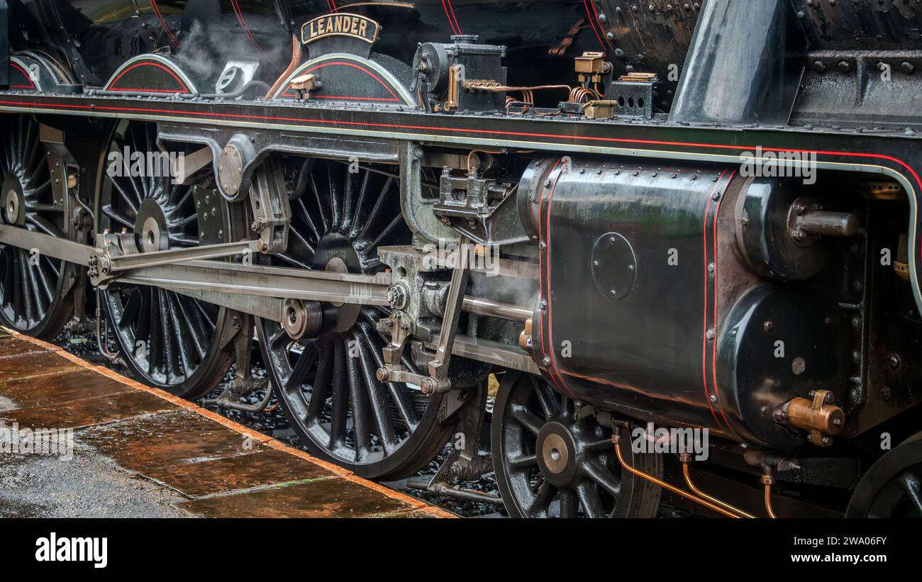 LMS Jubilee Class 6P 4-6-0 no 45690 locomotiva a vapore Leander alla stazione di Summerseat sulla East Lancashire Railway. Foto Stock