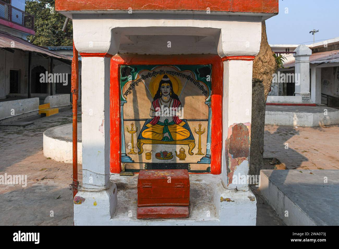 Ayodhya, India. 26 dicembre 2023. Un piccolo tempio del Signore indù RAM si trova in un complesso di templi ad Ayodhya. Ayodhya è un'antica città dell'India settentrionale che ha un grande significato religioso e storico nell'induismo, in quanto è considerata il luogo di nascita di Lord Rama, una divinità venerata nella mitologia indù. Nel novembre 2019, la Corte Suprema dell'India ha emesso una sentenza storica a favore della costruzione di un tempio indù nel controverso sito sito di Ayodhya. (Foto di Biplov Bhuyan/SOPA Images/Sipa USA) credito: SIPA USA/Alamy Live News Foto Stock