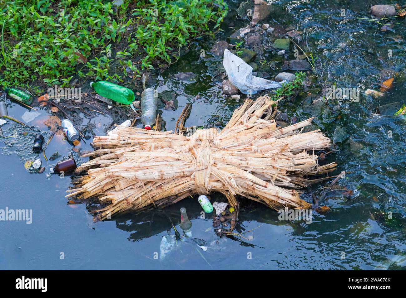 Inquinamento e contaminazione di Rio Belico. I piccoli fiumi attraversano Santa Clara City. Foto Stock