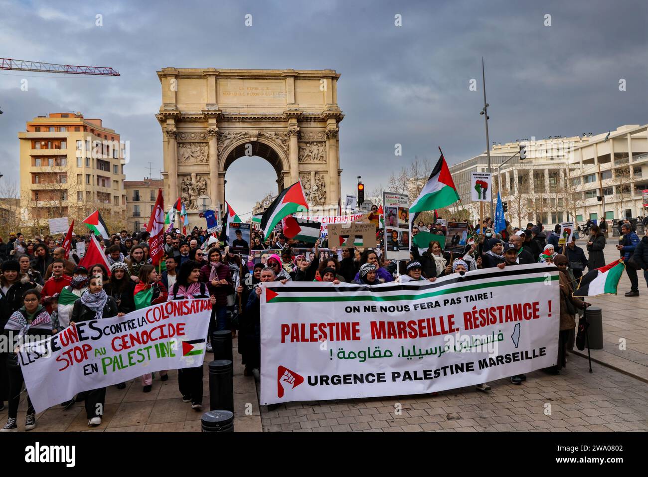 Marsiglia, Francia. 31 dicembre 2023. Gilles Bader/le Pictorium - dimostrazione a sostegno della Palestina a Marsiglia - 31/12/2023 - Francia/Bouches-du-Rhone/Marsiglia - manifestazione per la Palestina e Gaza a porte d'Aix il 31 dicembre 2023 con slogan contro il massacro di civili e giornalisti a Gaza credito: LE PICTORIUM/Alamy Live News Foto Stock