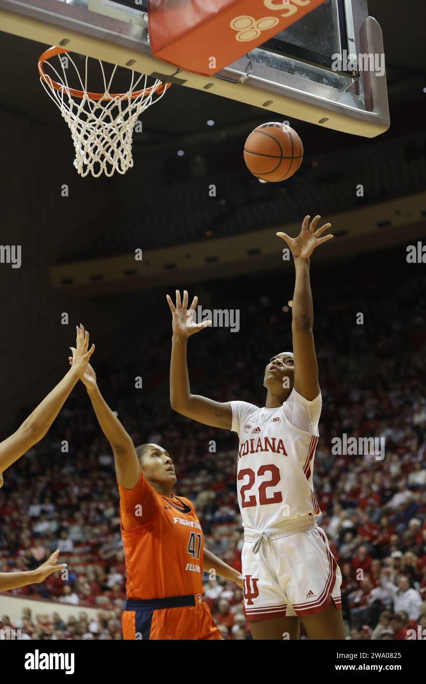 Bloomington, USA. 31 dicembre 2023. BLOOMINGTON, INDIANA - DICEMBRE 31: La guardia degli Indiana Hoosiers Chloe Moore-McNeil (22) va al cerchio contro il centro Illinois Fighting Illini Camille Hobby (41) durante una partita di basket femminile NCAA il 31 dicembre 2023 alla Simon Skjodt Assembly Hall di Bloomington, Indiana. ( Credit: Jeremy Hogan/Alamy Live News Foto Stock