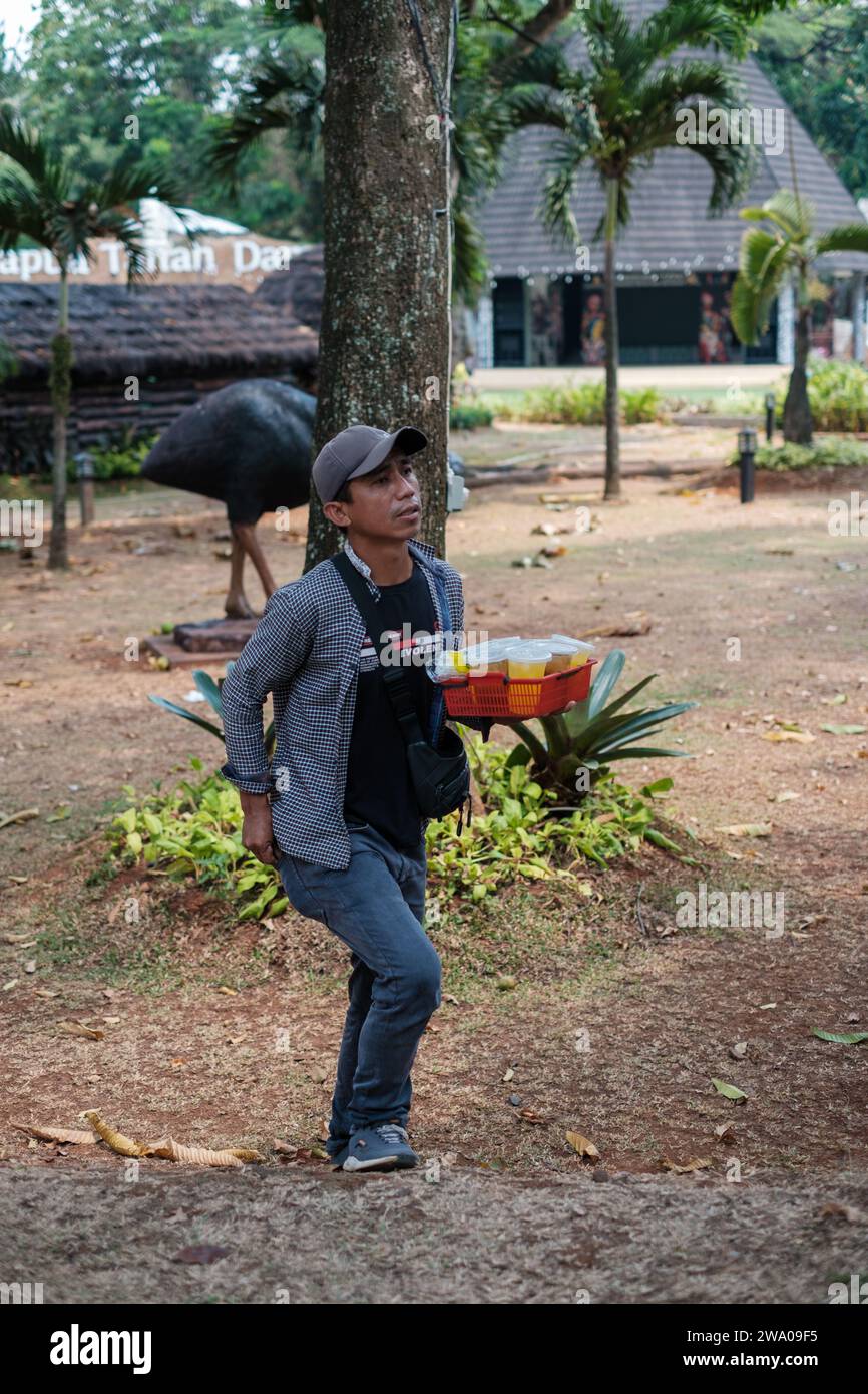 Giacarta, Indonesia - 2 ottobre 2023: Venditore che vende bevande ai turisti Foto Stock