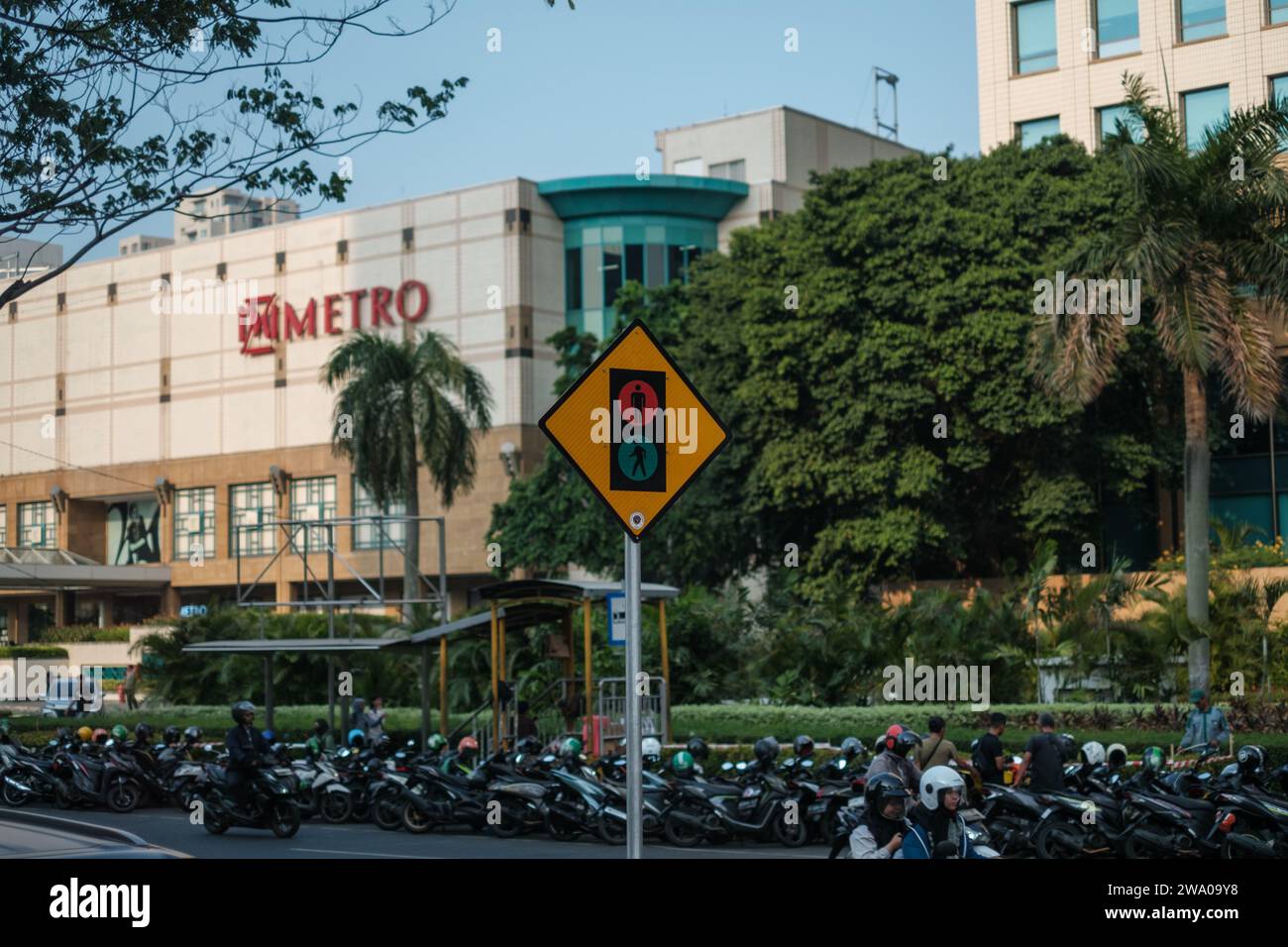 Giacarta, Indonesia - 4 ottobre 2023: Cartello giallo con semaforo Foto Stock