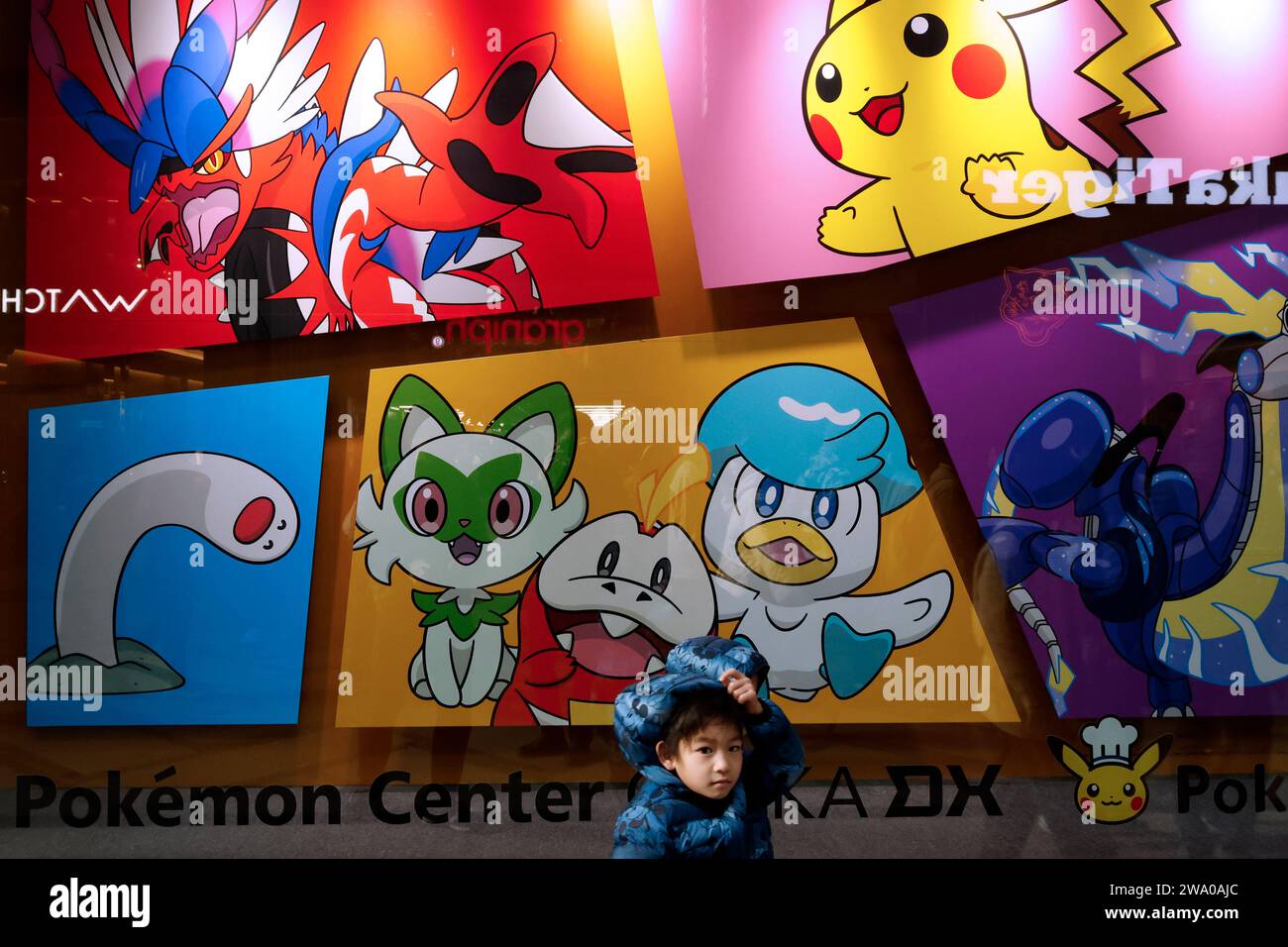 Osaka, Giappone. 30 dicembre 2023. Un ragazzo si trova di fronte ai graffiti del Pokemon Store alla stazione di Tokyo a Tokyo. Pokemon Go ha fatto miliardi di dollari per far vagare la gente nei grandi spazi aperti. Ora, l'azienda che sta dietro il fenomeno del gioco globale sta cercando di far andare le persone a letto. (Immagine di credito: © James Matsumoto/SOPA Images via ZUMA Press Wire) SOLO USO EDITORIALE! Non per USO commerciale! Foto Stock