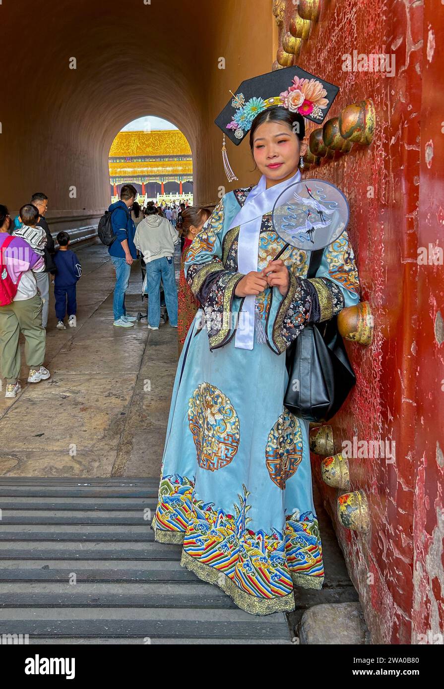 Pechino, Cina, Ritratto di donna cinese in posa, costume tradizionale, turisti, visita nella città Proibita, 'sala della Suprema armonia', Palazzo Imperiale Foto Stock