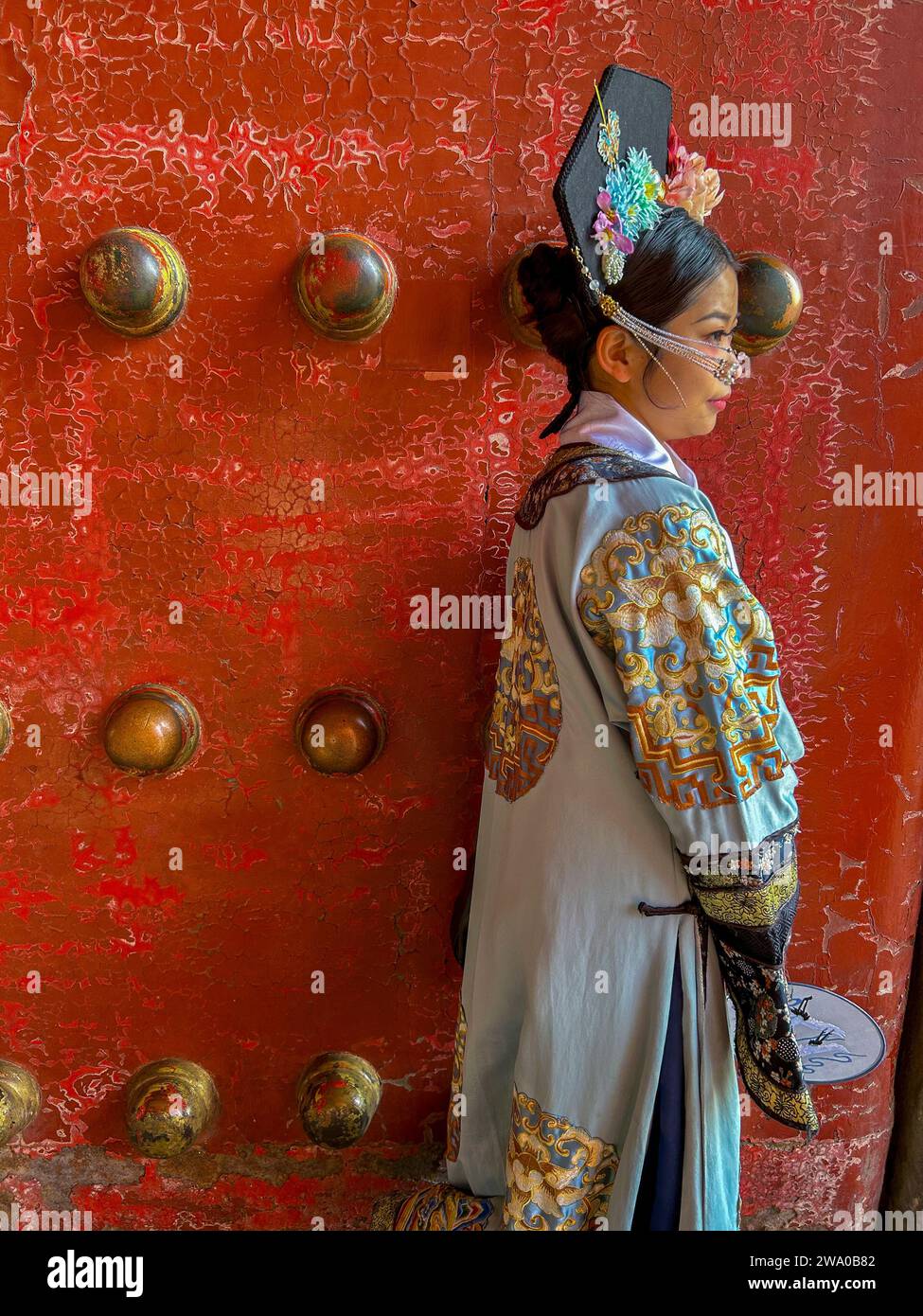 Pechino, Cina, donna cinese che posa in costume tradizionale, turisti, visita alla città Proibita, sala della Suprema armonia, Palazzo Imperiale Foto Stock
