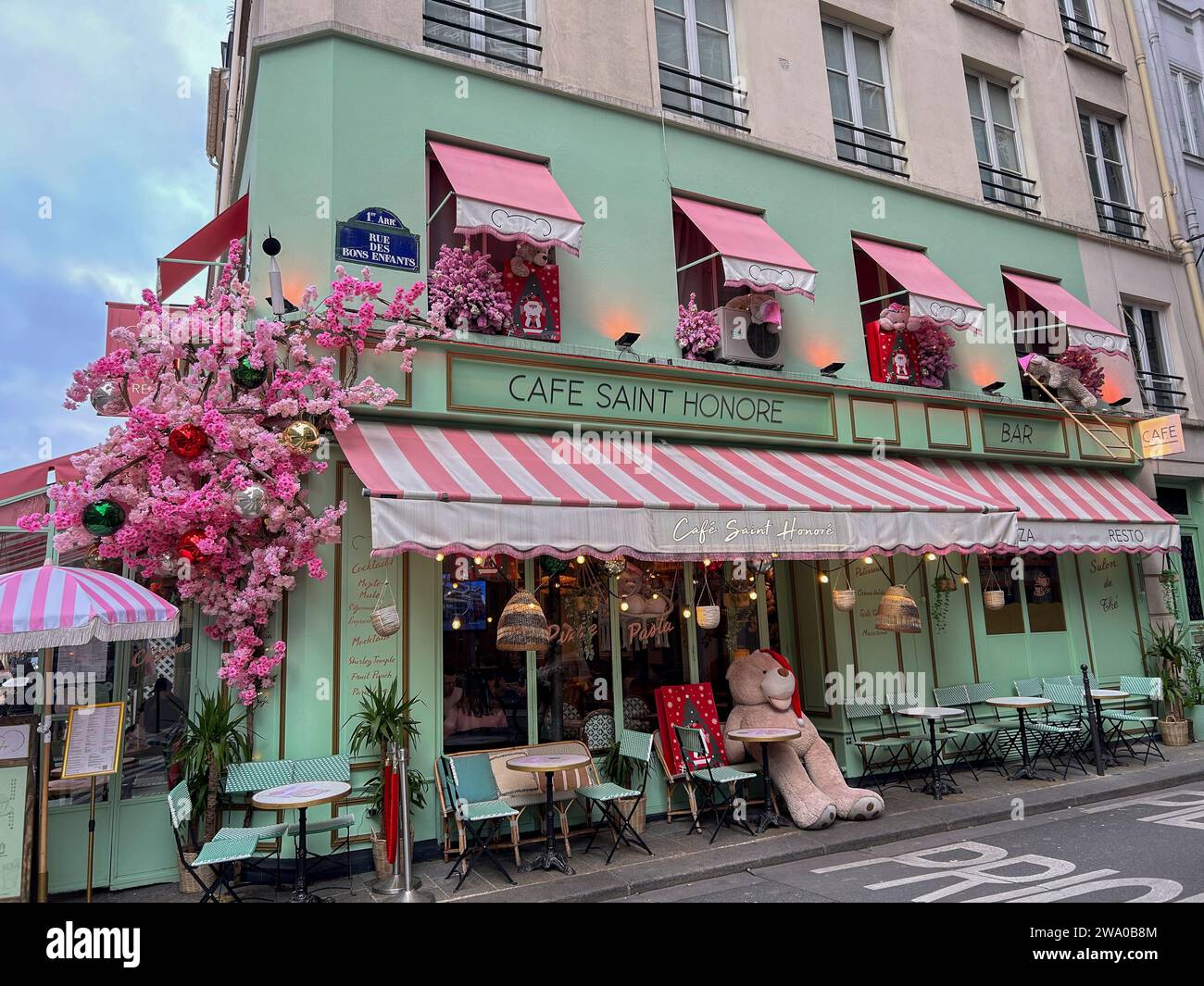 Parigi, Francia, vista esterna, facciata, French Cafe Bistro Restaurant, con decorazioni floreali, Café Saint Honoré » vecchio caffè Foto Stock