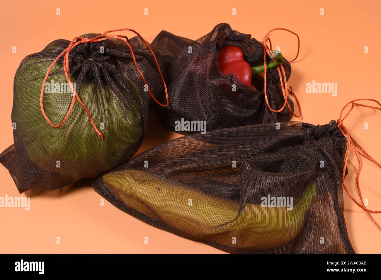 Salat, banana e paprica in sacchetti riutilizzabili. Non utilizzare sacchetti di plastica Foto Stock