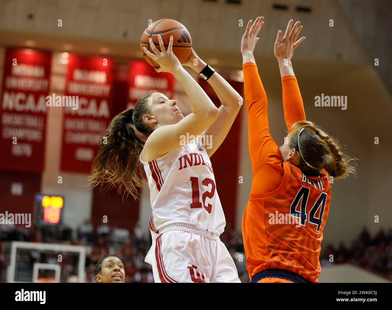 Bloomington, USA. 31 dicembre 2023. BLOOMINGTON, INDIANA - DICEMBRE 31: La guardia degli Indiana Hoosiers Yarden Garzon (12) gioca contro Illinois combattendo contro l'attaccante Illini Kendall Bostic (44) durante una partita di basket femminile NCAA il 31 dicembre 2023 al Simon Skjodt Assembly Hall di Bloomington, Indiana. IU ha battuto Illinois 77-71. Credito: Jeremy Hogan/Alamy Live News Foto Stock