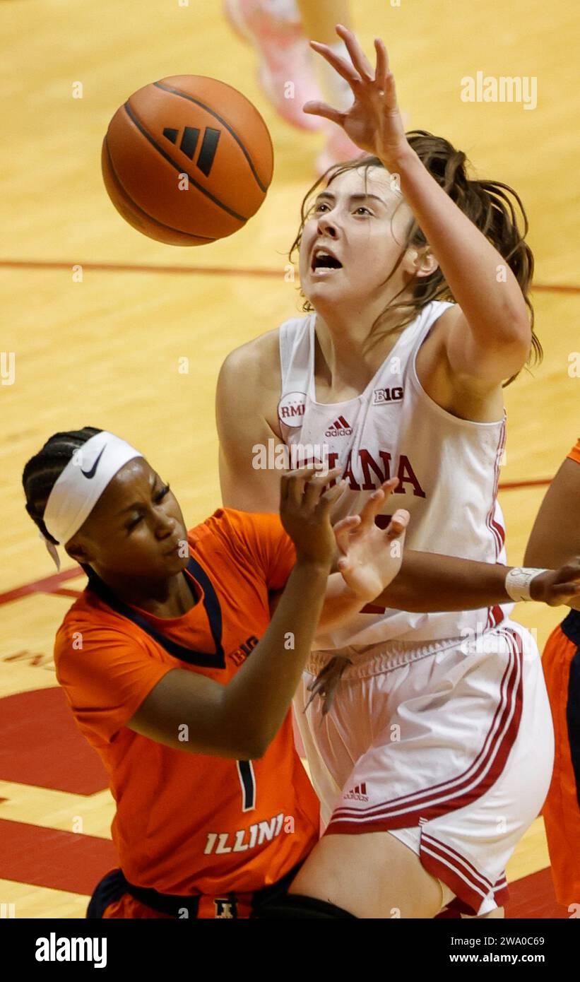 Bloomington, USA. 31 dicembre 2023. BLOOMINGTON, INDIANA - DICEMBRE 31: L'attaccante degli Indiana Hoosiers Mackenzie Holmes (54) gioca contro la guardia Illini Genesis Bryant (1) durante una partita di basket femminile NCAA il 31 dicembre 2023 al Simon Skjodt Assembly Hall di Bloomington, Indiana. IU ha battuto Illinois 77-71. Credito: Jeremy Hogan/Alamy Live News Foto Stock