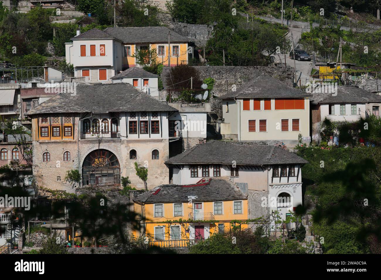 193 abitazioni in stile ottomano in pietra sul pendio giù per la collina di fronte alla cittadella da sud-ovest. Gjirokaster-Albania. Foto Stock