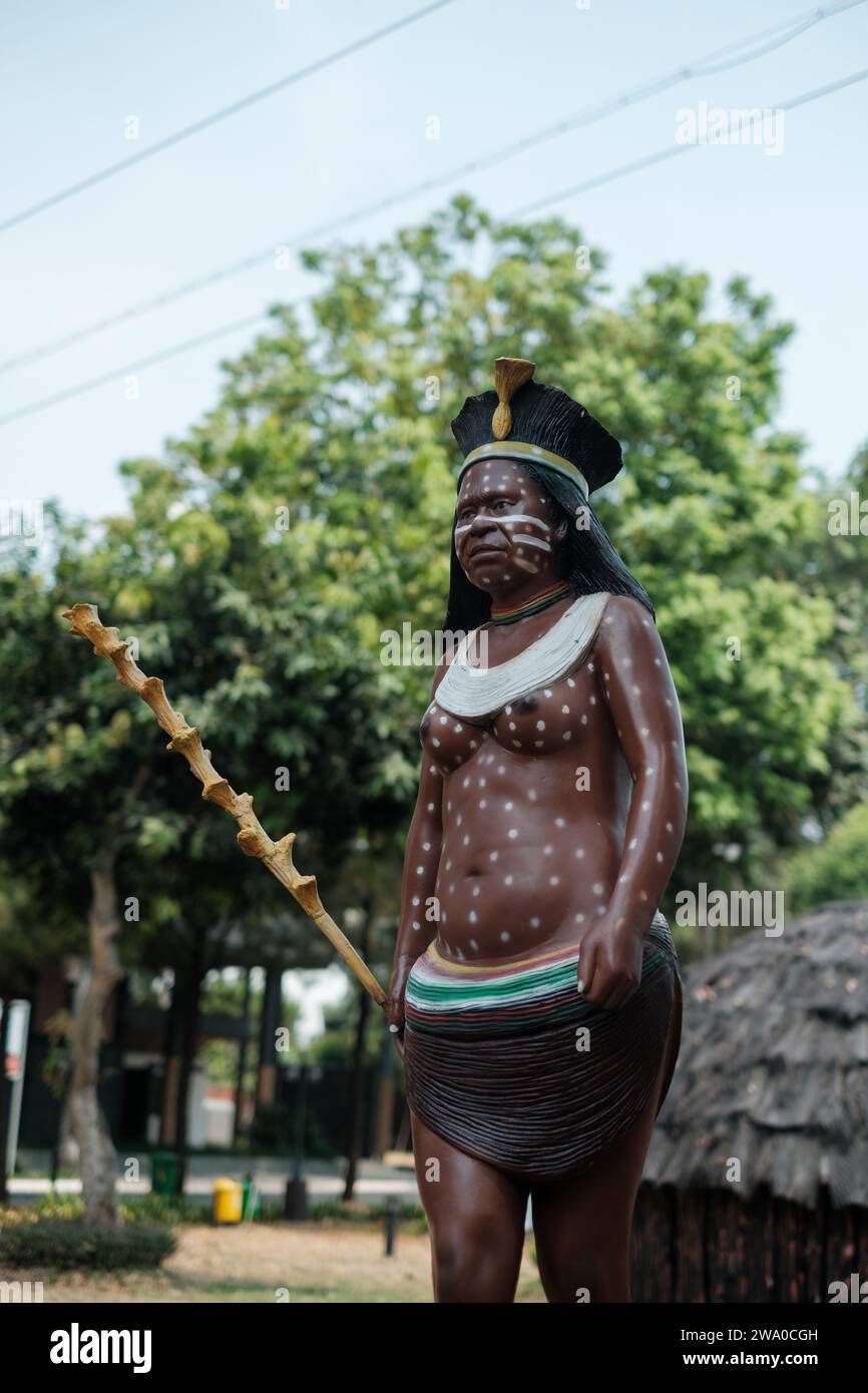 Statua donna della tribù Papua con l'arma Foto Stock