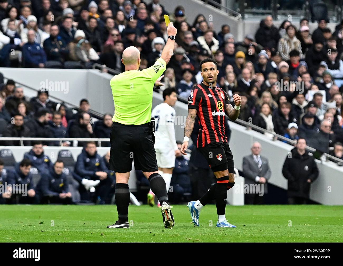 Londra, Regno Unito. 31 dicembre 2023. Simon Hooper (arbitro) mostra il cartellino giallo a Justin Kluivert (Bournemouth) durante la partita del Tottenham V AFC Bournemouth Premier League al Tottenham Hotspur Stadium. Questa immagine è SOLO per USO EDITORIALE. Licenza richiesta dal Football DataCo per qualsiasi altro uso. Crediti: MARTIN DALTON/Alamy Live News Foto Stock