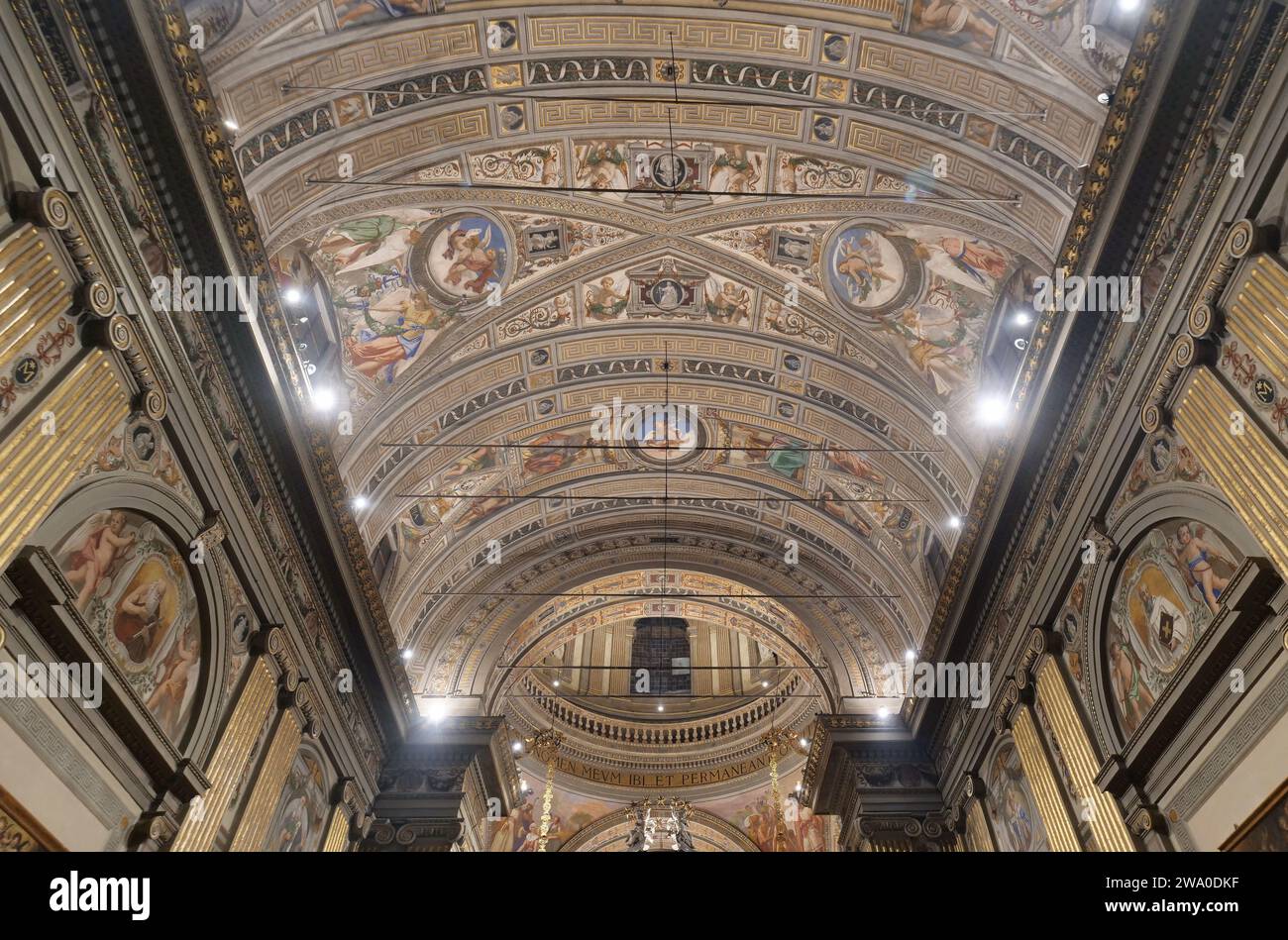 Santuario di Santa Maria del fonte di Caravaggio molti fedeli alla messa solenne dell'ultima domenica pomeriggio dell'anno 2023. Foto Stock