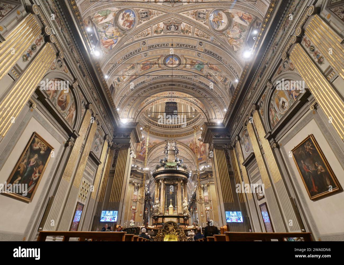 Santuario di Santa Maria del fonte di Caravaggio molti fedeli alla messa solenne dell'ultima domenica pomeriggio dell'anno 2023. Foto Stock