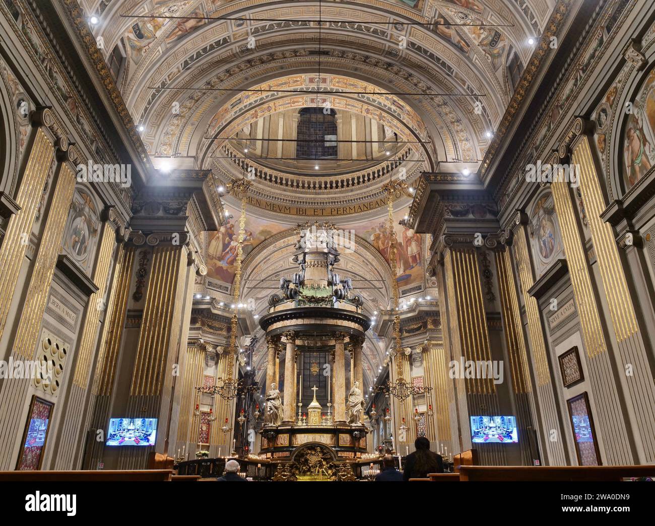 Santuario di Santa Maria del fonte di Caravaggio molti fedeli alla messa solenne dell'ultima domenica pomeriggio dell'anno 2023. Foto Stock