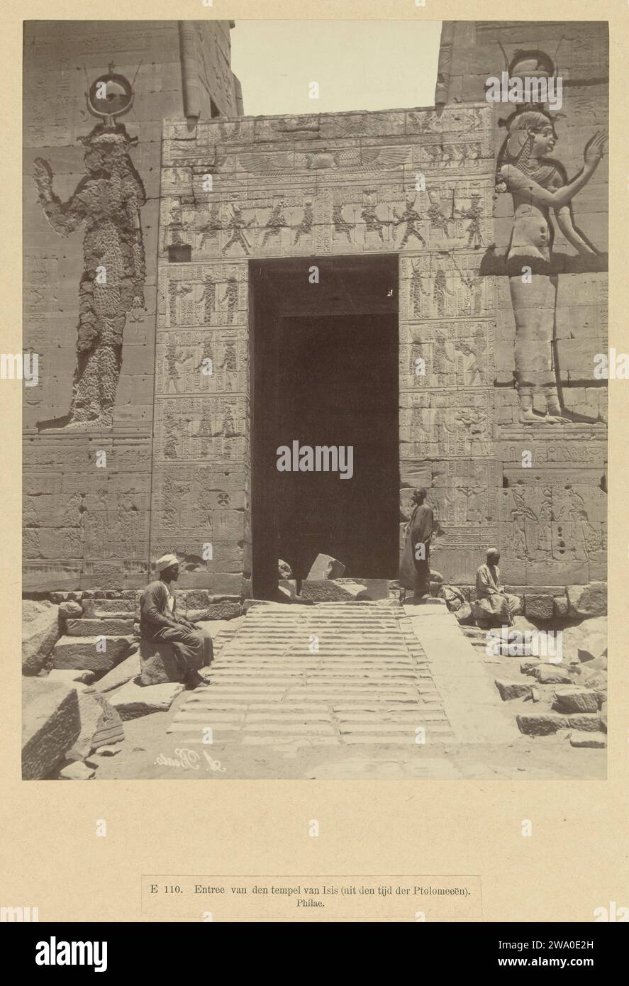 Ingresso al tempio dell'ISIS sull'isola di file, 1862 - 1895 Fotografia parte di un gruppo di foto raccolte dal fotografo Richard Polak durante il viaggio. Questa foto è stata esposta insieme ad altre foto raccolte durante i suoi viaggi presso la Rotterdam Kunstkring (1895), Arti e Amicitiae ad Amsterdam (1897-1898?) E Societeit 't Collegie a Kampen (data per il momento sconosciuta). Phila paper. Tempio di stampa albumana in cartone, santuario  tempio di religione egiziana dell'ISIS Foto Stock