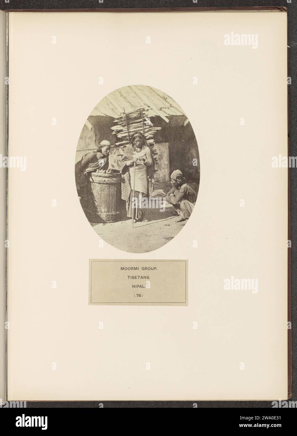 Tre persone Moormi dal Nepal, nel mezzo una donna che indossa legno sulla schiena, 1858 circa - nel o prima del 1868 fotografano la comunità di Moormi è anche conosciuta come Tamang. Gli albumi di supporto fotografico del Nepal stampano razze umane, popoli, nazionalità Foto Stock