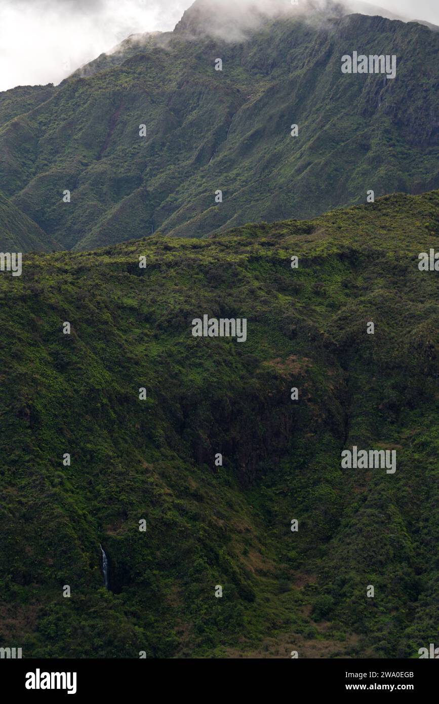 La luce gioca attraverso le pieghe delle West Maui Mountains, viste da Waihe'e Ridge. Foto Stock