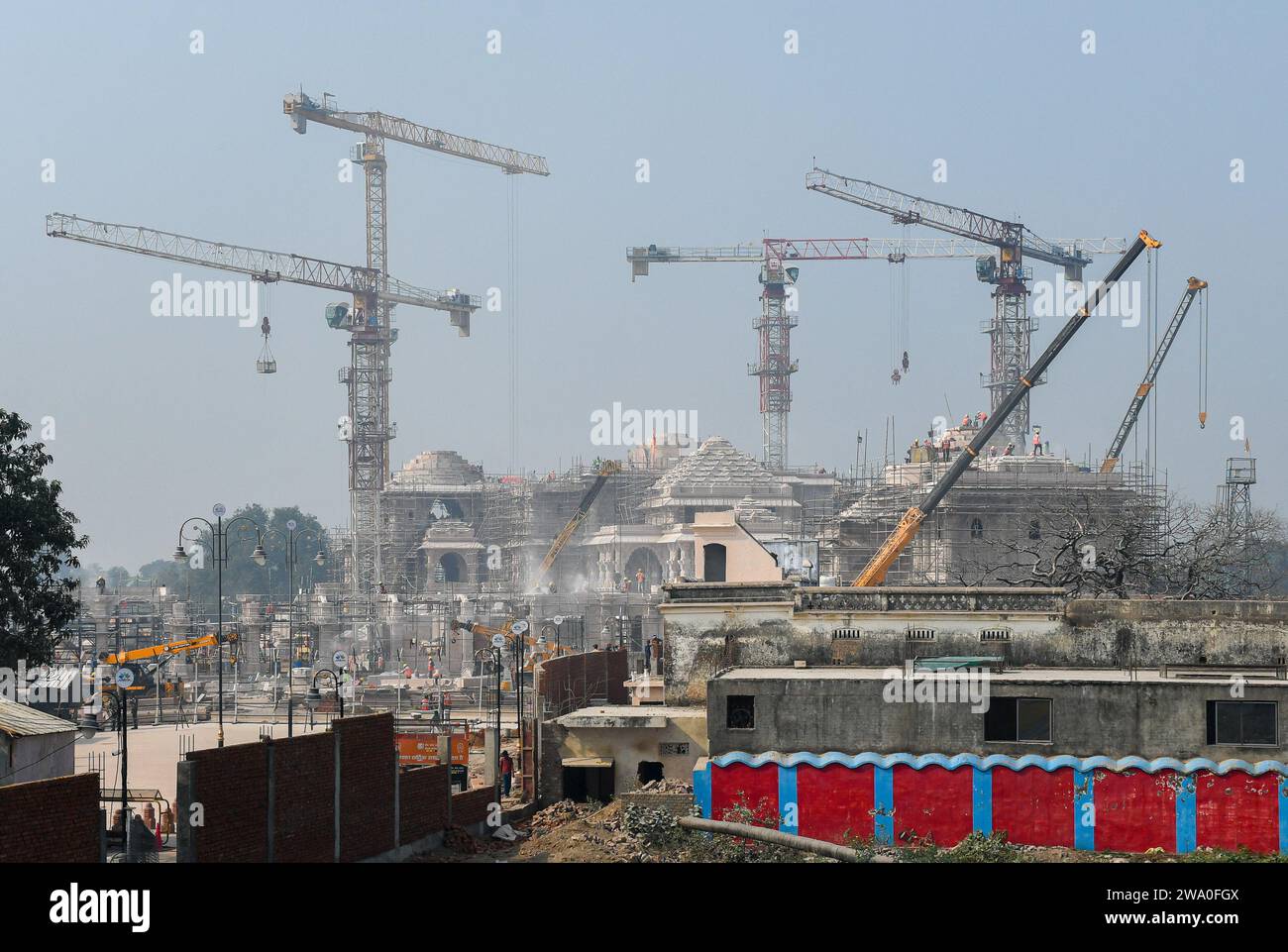 Ayodhya, India. 26 dicembre 2023. Una vista del cantiere del tempio indù RAM ad Ayodhya. Parte del RAM Mandir sarà inaugurata e inaugurata a gennaio 2024. La cerimonia di inaugurazione del tempio è prevista per il 22 gennaio 2024. (Immagine di credito: © Biplov Bhuyan/SOPA Images via ZUMA Press Wire) SOLO USO EDITORIALE! Non per USO commerciale! Foto Stock