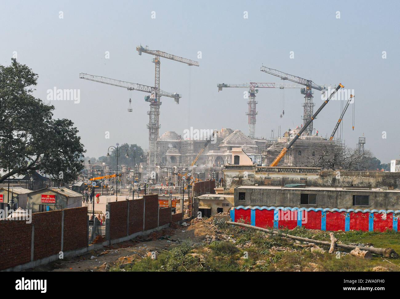 Ayodhya, India. 26 dicembre 2023. Una vista del cantiere del tempio indù RAM ad Ayodhya. Parte del RAM Mandir sarà inaugurata e inaugurata a gennaio 2024. La cerimonia di inaugurazione del tempio è prevista per il 22 gennaio 2024. (Immagine di credito: © Biplov Bhuyan/SOPA Images via ZUMA Press Wire) SOLO USO EDITORIALE! Non per USO commerciale! Foto Stock