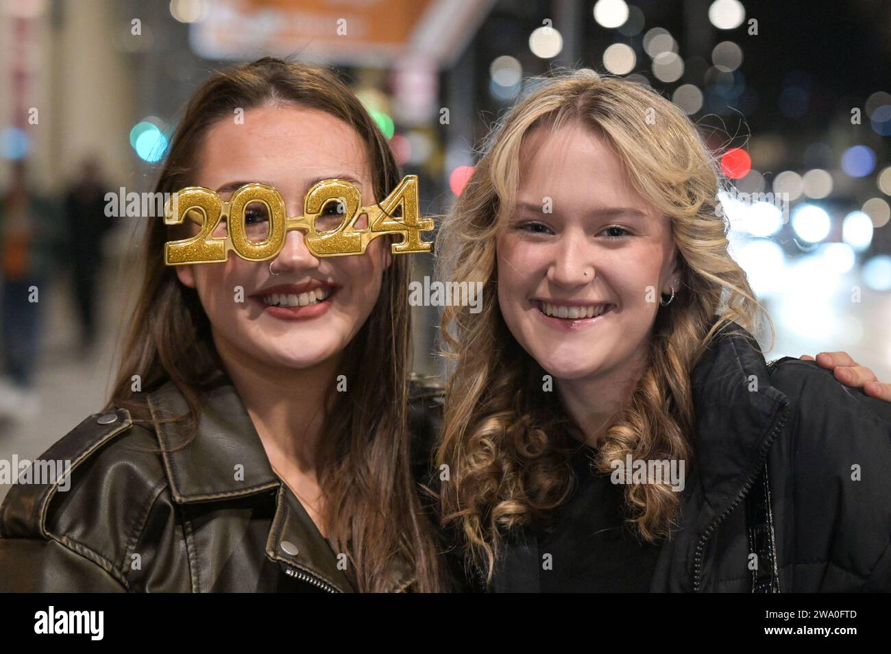 Broad Street, Birmingham, 31 dicembre 2023 - la pioggia non è riuscita a smorzare gli spiriti mentre i festeggiatori celebravano la vigilia di Capodanno su Broad Street a Birmingham. I festeggiatori hanno iniziato presto per garantire l'ingresso prima di mezzanotte, mentre i festeggiamenti erano iniziati. Credito: Stop Press Media/Alamy Live News Foto Stock Broad Street, Birmingham, 31 dicembre 2023 - la pioggia non è riuscita a smorzare gli spiriti mentre i festeggiatori celebravano la vigilia di Capodanno su Broad Street a Birmingham. I festeggiatori hanno iniziato presto per garantire l'ingresso prima di mezzanotte, mentre i festeggiamenti erano iniziati. Credito: Stop Press Media/Alamy Live News Foto Stock